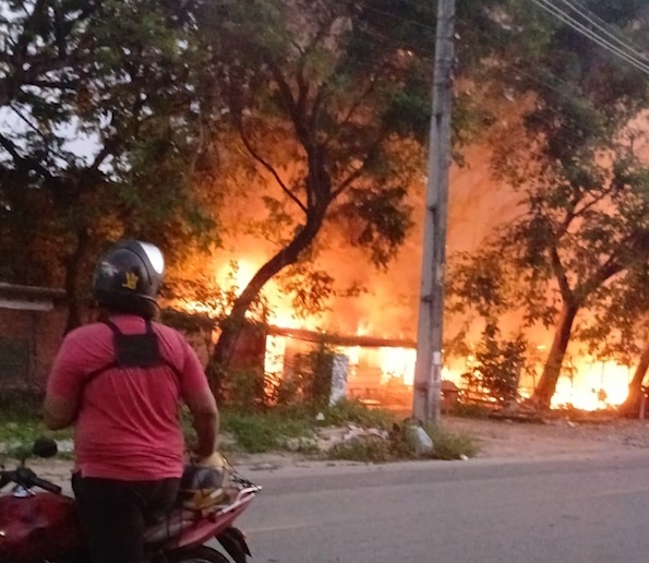 Incêndio destrói nove barracos em assentamento em Fortaleza; móveis e eletrodomésticos são consumidos