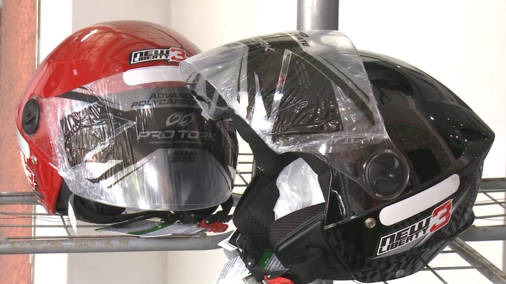 Capacete de moto precisa ser trocado em caso de desgaste ou acidente; entenda