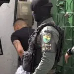 Casal é detido por tráfico após polícia encontrar drogas, arma e bloqueador de sinal em casa