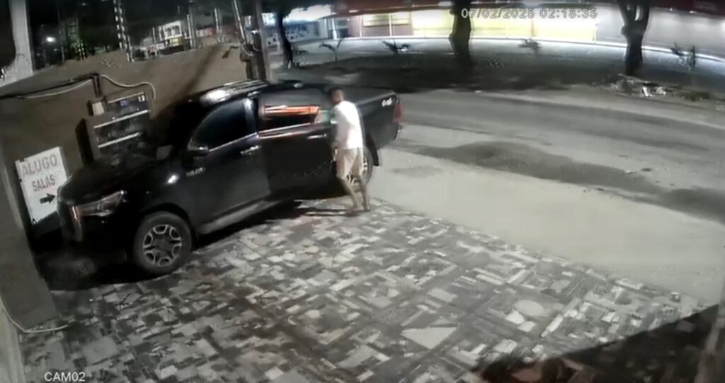 Homens são flagrados arrombando e furtando carro estacionado em Fortaleza durante a madrugada