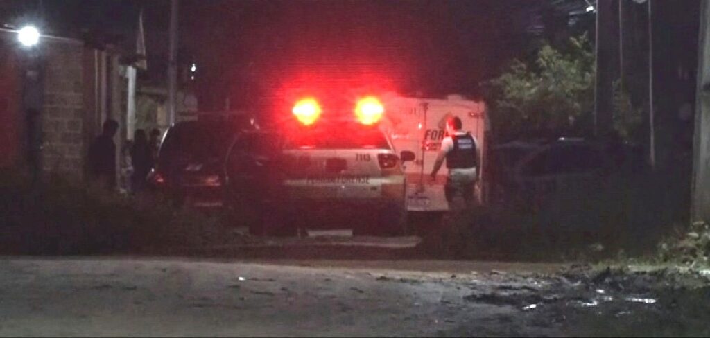 Jovem é morto a tiros após trio em carro abordar a vítima na rua, em Maranguape/CE