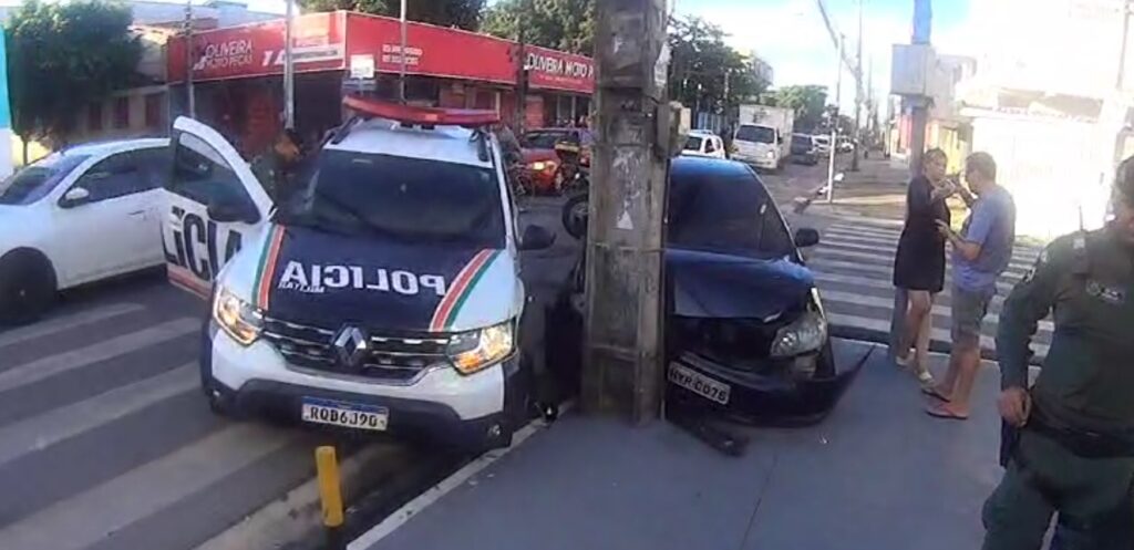 Acidente: motorista avança sinal e colide com viatura da Polícia Militar em Fortaleza