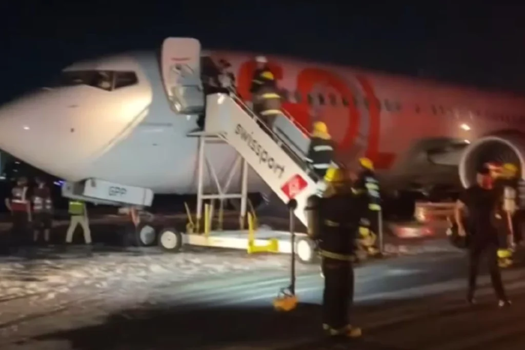 Avião que ia para Fortaleza colide com veículo de manutenção durante decolagem no Rio de Janeiro