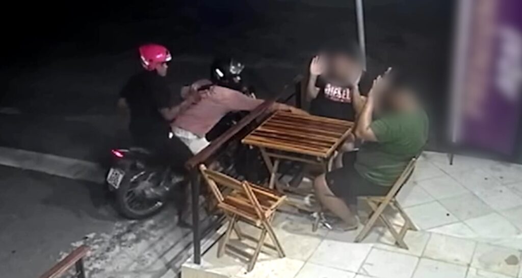 Dupla de criminosos em moto é flagrada fazendo assalto a clientes de loja de açaí, em Fortaleza