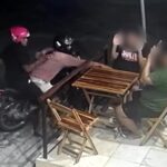 Dupla de criminosos em moto é flagrada fazendo assalto a clientes de loja de açaí, em Fortaleza