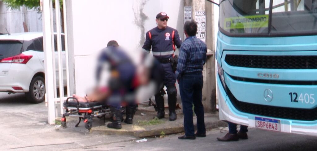 Homem com sinais de embriaguez é espancado em ônibus após assediar passageiras