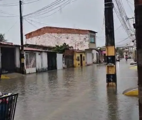 Chuvas provocam alagamentos e transtornos em Fortaleza e Região Metropolitana nesta quarta (19)