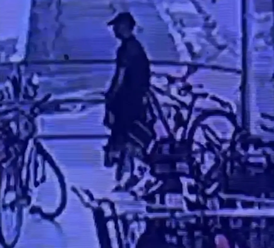 Homem furta bicicleta em frente a supermercado em Pacatuba/CE e foge de moto