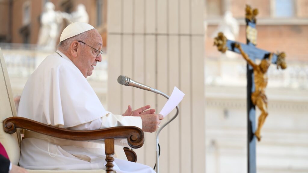 Papa dormiu bem e não foram registradas novas crises respiratórias, diz Vaticano