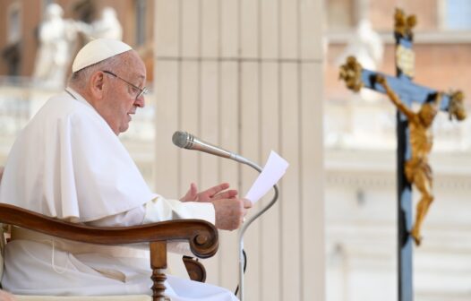 Papa dormiu bem e não foram registradas novas crises respiratórias, diz Vaticano