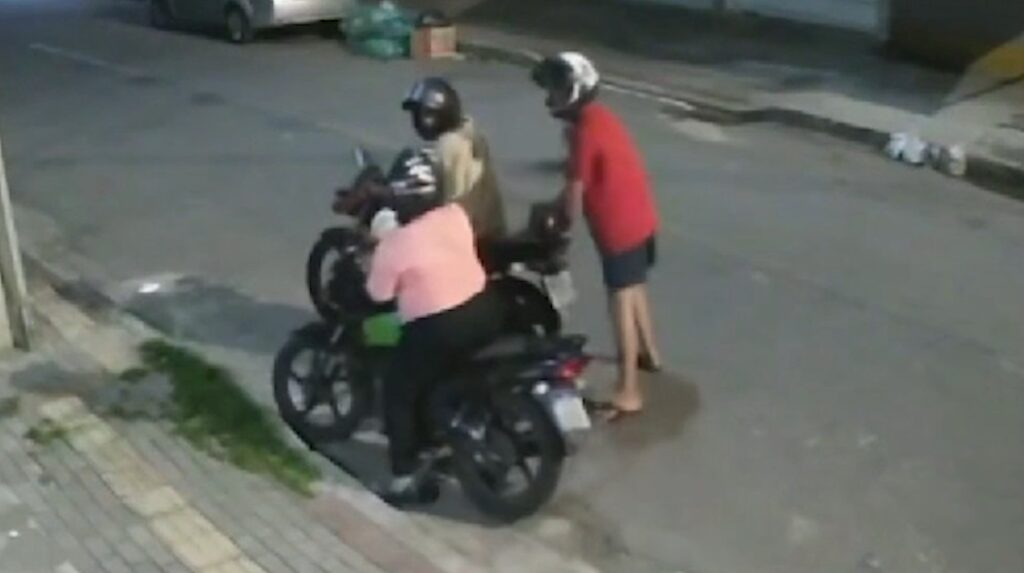 Motociclista por aplicativo resiste a assalto, atira celular para longe e criminosos desistem de roubo