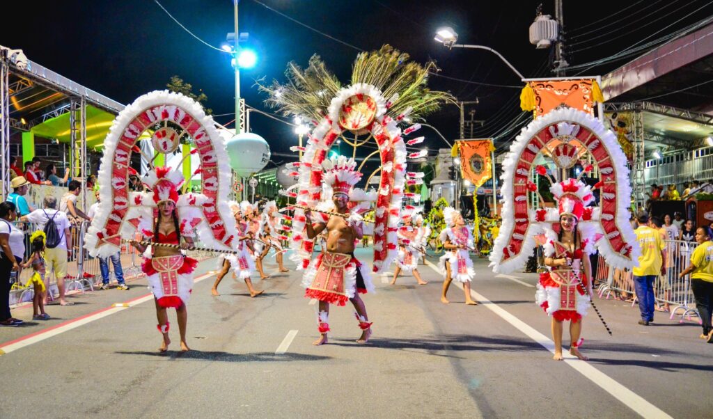 Fortaleza: trânsito é alterado na Avenida Domingos Olímpio para montagem de arquibancadas do Carnaval