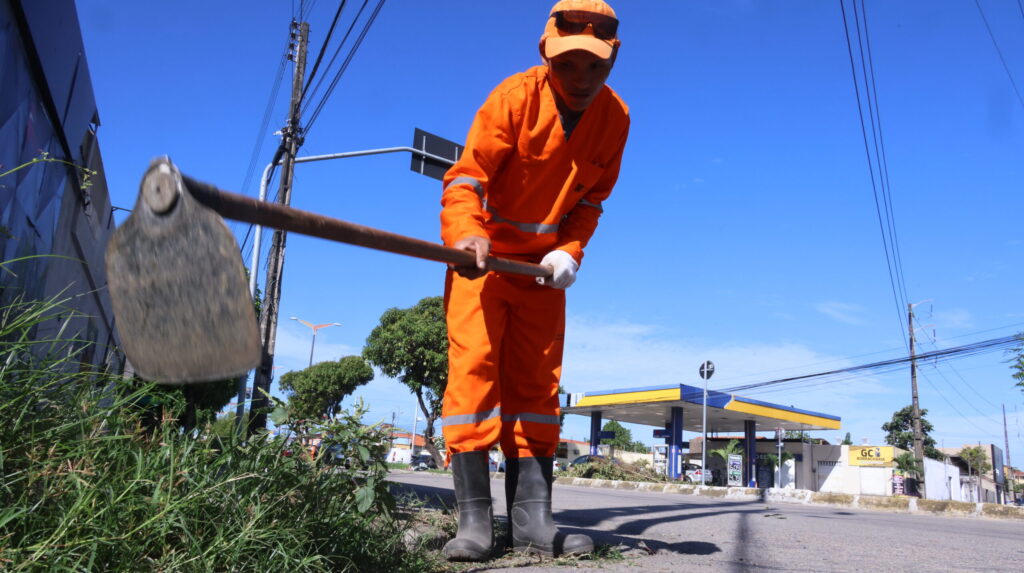 Prefeitura de Fortaleza amplia operação de limpeza em pontos de lixo para 14 avenidas nesta semana