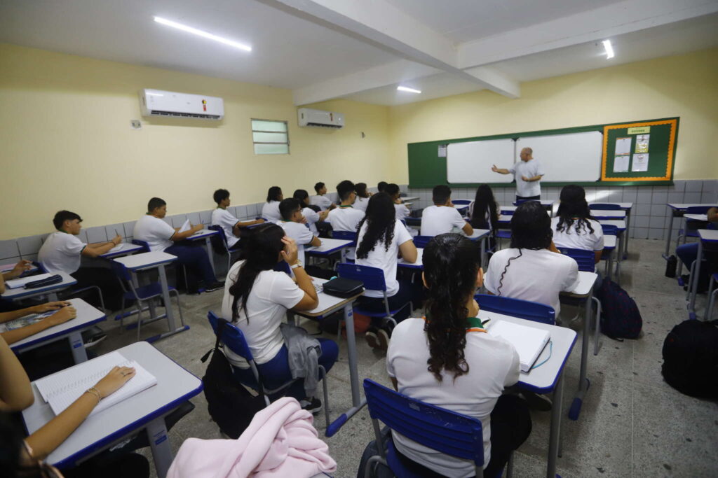 Elmano envia à Assembleia projeto de reajuste do piso salarial para professores da rede estadual no Ceará