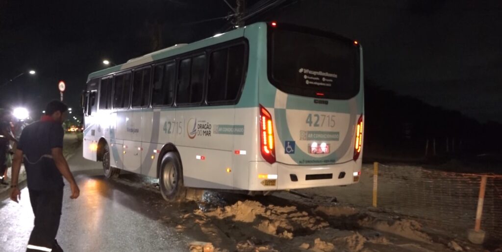 Ônibus cai em buraco formado por obra na periferia de Fortaleza e precisa ser guinchado