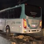 Ônibus cai em buraco formado por obra na periferia de Fortaleza e precisa ser guinchado