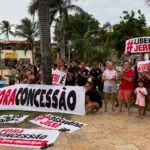 Moradores protestam contra concessão do parque e taxa de acesso à Vila de Jericoacoara