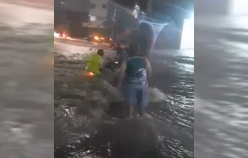 Av. Osório de Paiva fica tomada por correnteza durante temporal em Fortaleza