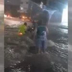 Av. Osório de Paiva fica tomada por correnteza durante temporal em Fortaleza