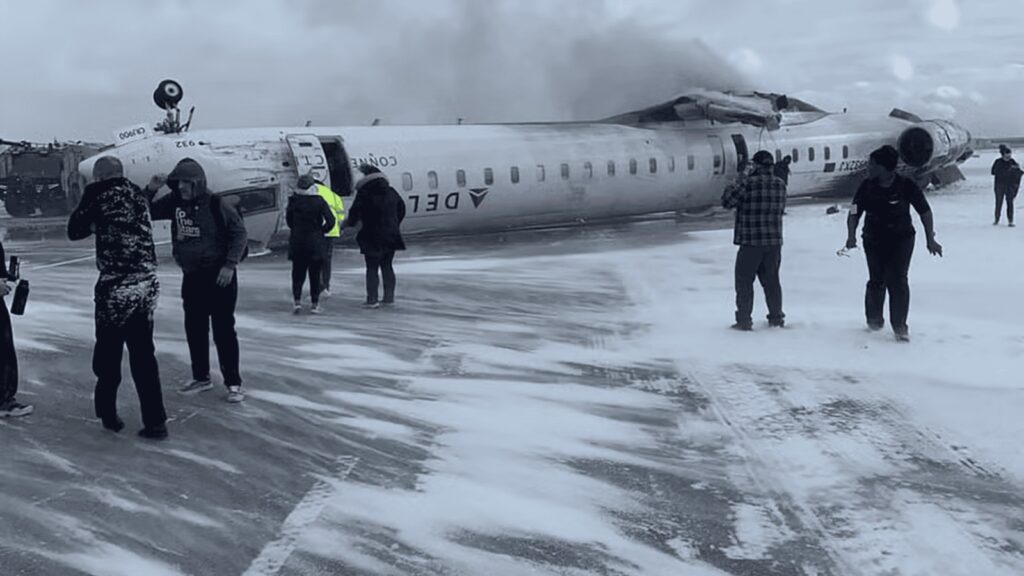 Avião cai de ponta-cabeça em aeroporto do Canadá e deixa oito pessoas feridas