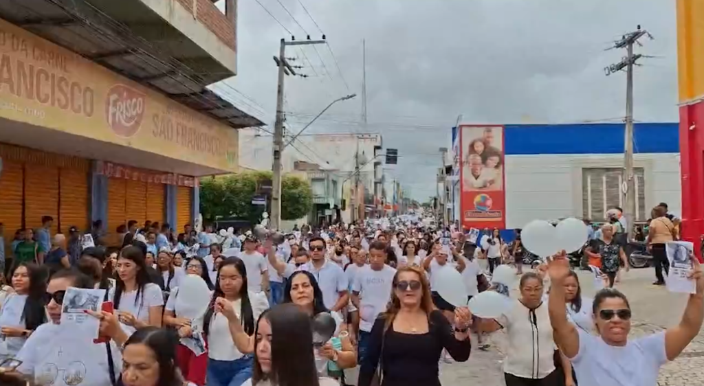 Familiares e amigos de Natany Alves realizam protesto por justiça em Quixeramobim após morte da jovem