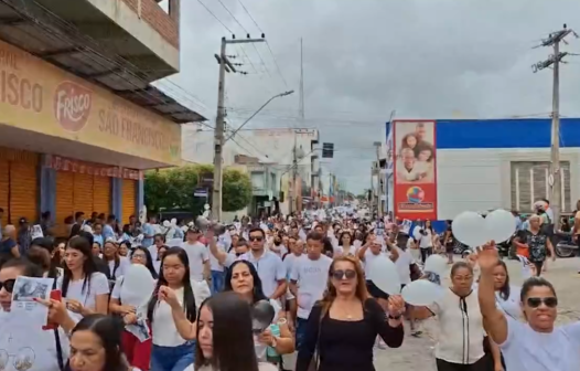 Familiares e amigos de Natany Alves realizam protesto por justiça em Quixeramobim após morte da jovem