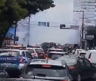 Confronto entre torcidas de Santa Cruz e Sport toma as ruas do Recife antes de clássico; veja vídeo