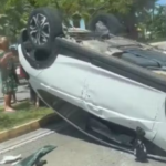 Carro capota na Avenida Beira-Mar, em Fortaleza; veja vídeo