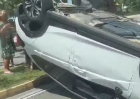 Carro capota na Avenida Beira-Mar, em Fortaleza; veja vídeo