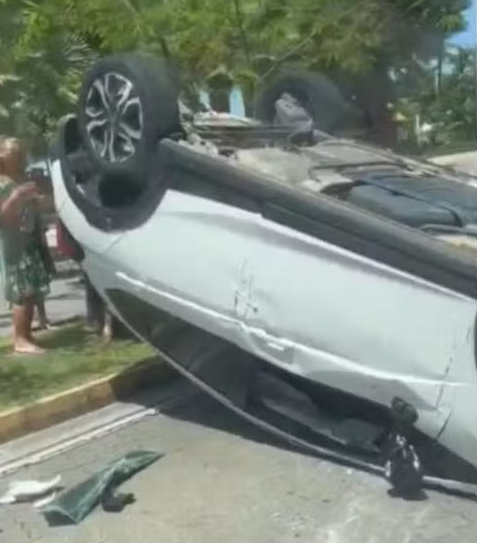 Carro capota na Avenida Beira-Mar, em Fortaleza; veja vídeo