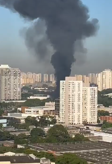 Avião de pequeno porte cai na zona oeste de SP