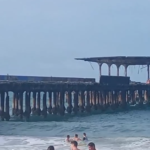 Guarda-vidas resgatam jovem arrastado por correnteza na Praia do Havaizinho, em Fortaleza