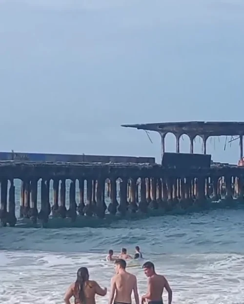 Guarda-vidas resgatam jovem arrastado por correnteza na Praia do Havaizinho, em Fortaleza