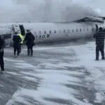 Confira momento que avião cai de ponta-cabeça em aeroporto do Canadá