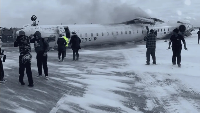 Confira momento que avião cai de ponta-cabeça em aeroporto do Canadá