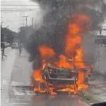 Perda total: carro pega fogo em avenida do bairro Cambeba, em Fortaleza