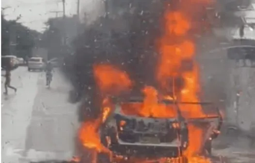 Perda total: carro pega fogo em avenida do bairro Cambeba, em Fortaleza