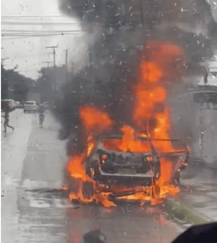 Perda total: carro pega fogo em avenida do bairro Cambeba, em Fortaleza