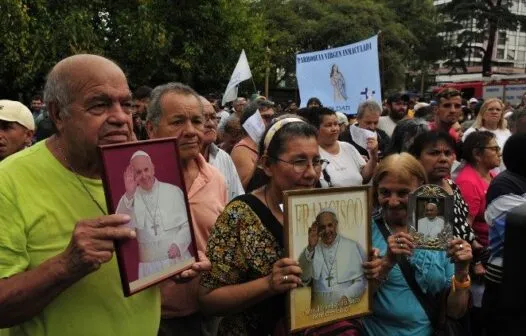 Multidão se reúne em Buenos Aires para rezar pela saúde do Papa Francisco