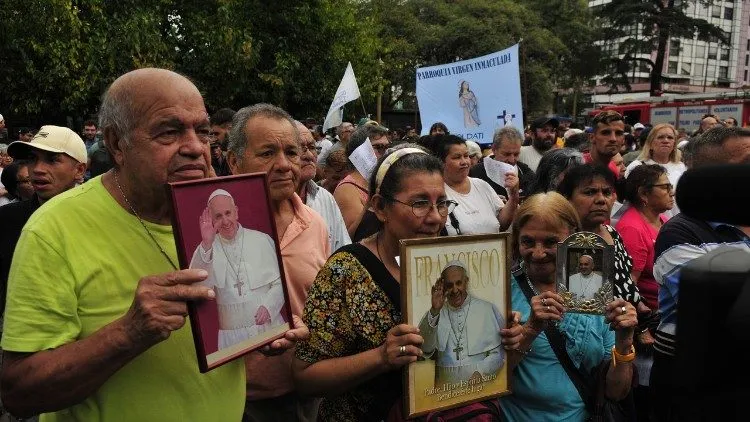 Multidão se reúne em Buenos Aires para rezar pela saúde do Papa Francisco