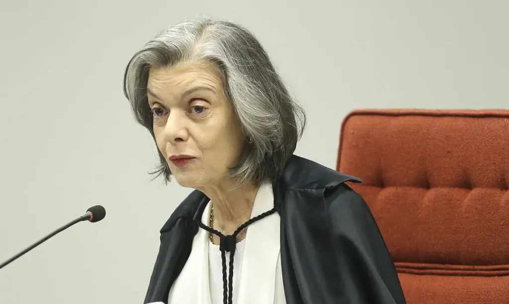 Cármen Lúcia nega pedido e mantém investigação contra Bolsonaro