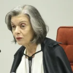 Cármen Lúcia nega pedido e mantém investigação contra Bolsonaro