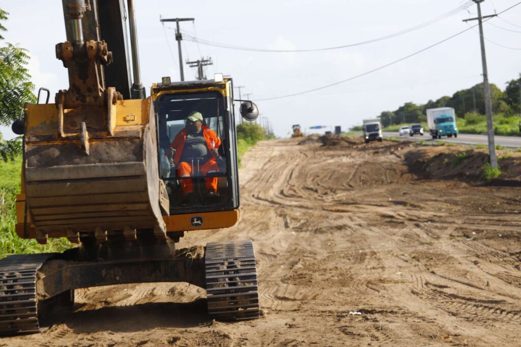 Elmano afirma que trecho da BR-116 entre Pacajus e Chorozinho termina 2025 com 45% de conclusão