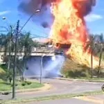 Caminhão-tanque explode após colisão, e motorista pula de viaduto no Paraná