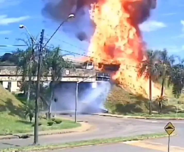 Caminhão-tanque explode após colisão, e motorista pula de viaduto no Paraná