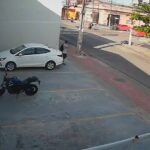 Motociclista morre ao ser arremessado contra poste em colisão com outra moto no Centro