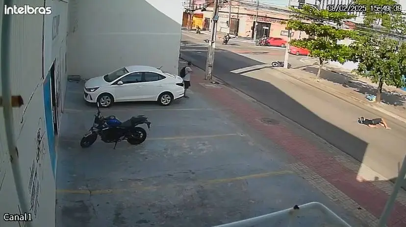 Motociclista morre ao ser arremessado contra poste em colisão com outra moto no Centro