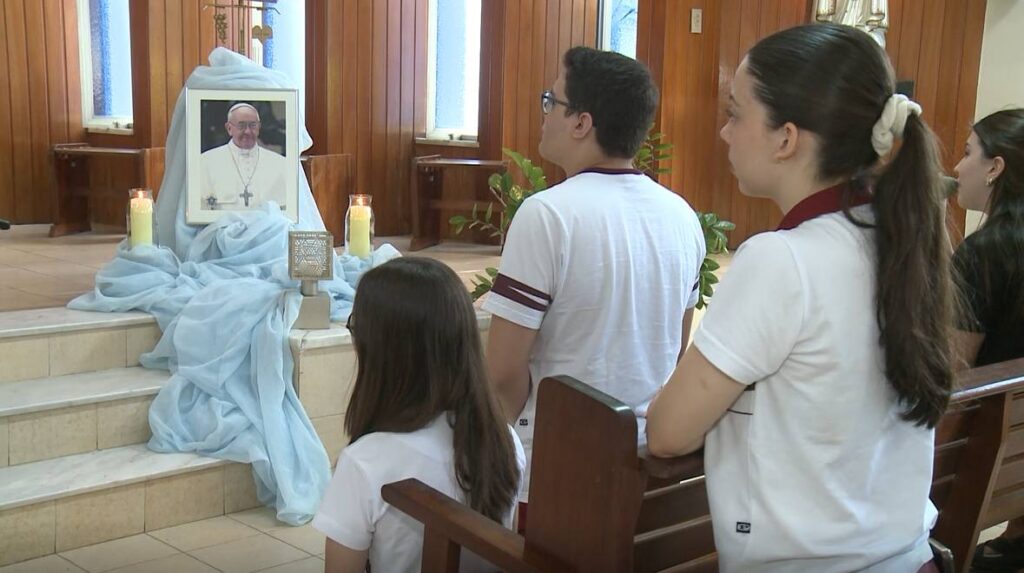 Alunos de escolas católicas em Fortaleza se unem em oração pela recuperação do Papa Francisco