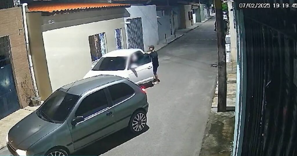 Mulher é levada no carro por bandidos durante assalto na Cidade 2000