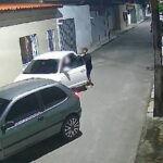 Mulher é levada no carro por bandidos durante assalto na Cidade 2000